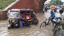 पीएम मोदी का संसदीय क्षेत्र वाराणसी बारिश के पानी से बेहाल