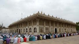 गुजरात से क्यों मिटाई जा रही हैं मुसलमानों की निशानियां?