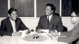 বাংলাদেশের দুই কবি ও শিক্ষক (বাঁ দিক থেকে) আবু হেনা মুস্তাফা কামাল এবং আলাউদ্দিন আল-আজাদ। সাথে বাংলা বিভাগের সিরাজুর রহমান।