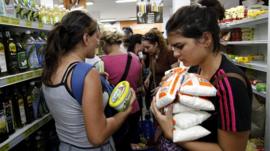 El impactante contraste entre la escasez y la abundancia en los supermercados de Venezuela