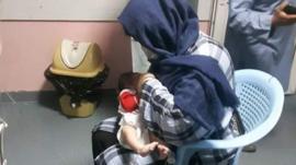 La mujer que amamanta a los bebés que quedaron huérfanos tras el brutal ataque a un hospital maternal en Afgasnitán
