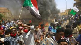 مئات الآلاف يتظاهرون في السودان من أجل 