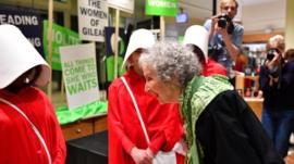 'The Handmaid’s Tale': está 'mais próximo da realidade' depois de 30 anos, diz autora Margaret Atwood