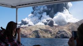 Al menos 6 muertos y 8 desaparecidos tras la erupción del volcán más activo de Nueva Zelanda