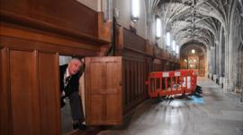 Los extraños secretos del pasadizo de 360 años descubierto tras una puerta oculta en el parlamento británico