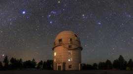 ¿Cómo funciona un telescopio? ¿Pueden ayudar a encontrar vida en otros planetas? Dos expertos responden las preguntas sobre astronomía de los lectores de BBC Mundo