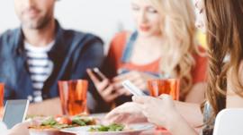 3 sencillas ideas para mantener los teléfonos fuera de la mesa estas fiestas