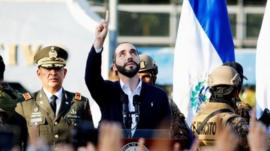 Por qué en El Salvador causa tanta controversia el préstamo internacional que enfrenta al presidente Bukele con la oposición