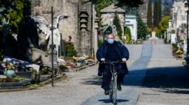 Un empleado municipal del cementerio de Bérgamo, Italia, el 16 de marzo de 2020.