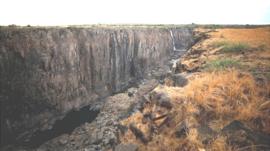 Por qué casi no corre el agua por las icónicas cataratas Victoria, una de las maravillas naturales del planeta