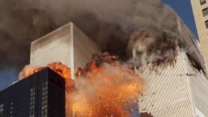 Las Torres del World Trade Center son envueltas por el fuego en la llamada, Zona Cero. 