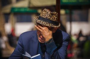in_pictures Man reading in New York City