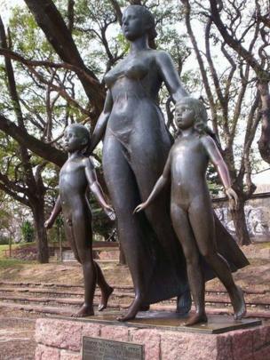 Monumento a Enriqueta Compte i Riqué en un parque de Montevideo.