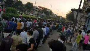 सूरत में झारखंड समाज ट्रंस्ट के दफ़्तर के बाहर प्रवासी मज़दूरों का प्रदर्शन