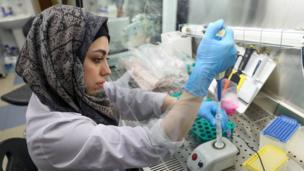 Una mujer trabaja en un laboratorio de vacunas en Rusia.