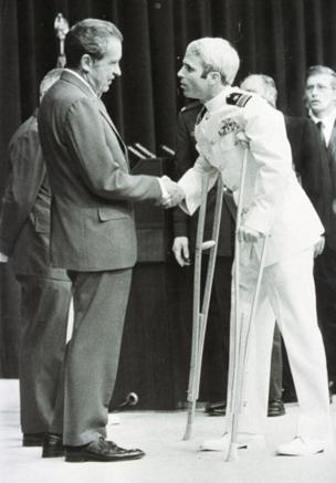 McCain bắt tay Tổng thống Mỹ Richard Nixon