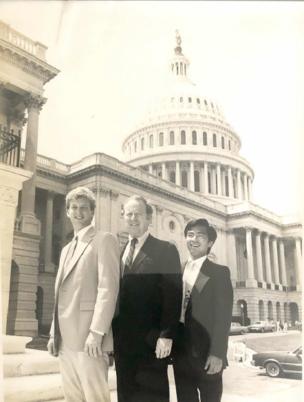 Cựu dân biểu Trần Thái Văn lúc tập sự tại Quốc hội Hoa Kỳ với Dân biểu Liên bang Robert K. Dornan, tai Washington DC, mùa Hè 1985, lúc còn học năm thứ hai khoa Chính trị học tại UC Irvine