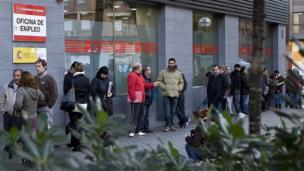 Gent a la porta d'una oficina d'ocupació