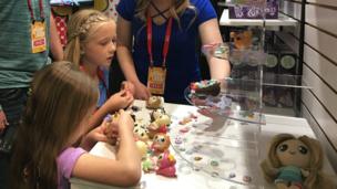 Wanasesere wa kampuni ya Bonkers, ambao walimpatia kibali Ryan, pia wanafanya kazi na wasichana kutoka Trinity & Beyond