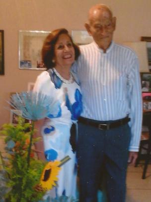 Gisela y Pedro celebrando 64 años de casados