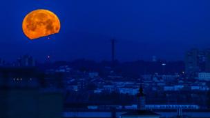 Rare 'super blue blood moon' arrives - BBC News
