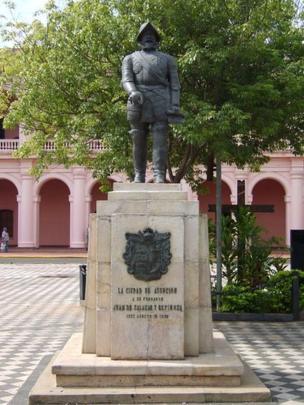 Estatua de Juan de Salazar y Espinoza.