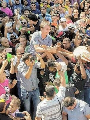 Jair Bolsonaro cercado por apoiadores no Pará