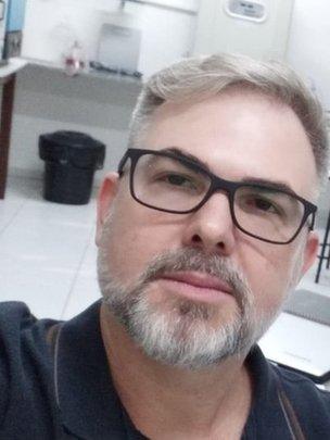 André Luís Souza dos Santos faz selfie dentro de laboratório