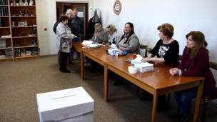Οι κάτοικοι καταφθάνουν για να ψηφίσουν κατά τη διάρκεια των εκλογών των προεδρικών εκλογών της χώρας σε εκλογικό τμήμα στο χωριό Trencianske Stankovce, Σλοβακία