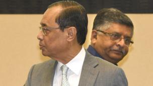 जस्टिस रंजन गोगोई और क़ानून मंत्री रविशंकर प्रसाद