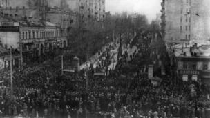 Демонстрація на розі вулиці Хрещатик і Бібіковського бульвару в Києві. Березень 1917 р.