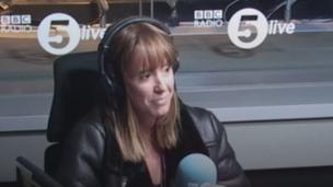 Lisa Upton en un estudio de radio de la BBC contando su experiencia.