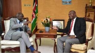 Rashid Echesa (kulia) akiwa na Naibu rais wa Kenya Dkt. William Ruto, anashutumiwa kupokea dola 395,442,000 kutoka kwa wafanyabiashara wa Poland akiwaahidi zabuni hewa