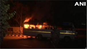 दिसपुर में एक बस में प्रदर्शनकारियों ने आग लगा दी