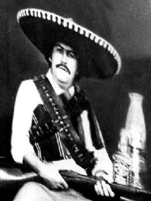 Escobar vestido de Mariachi