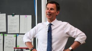 Jeremy Hunt σε επίσκεψη σε σχολείο στο Τόκιο