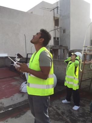Joven encargado de evaluar daños en las construcciones