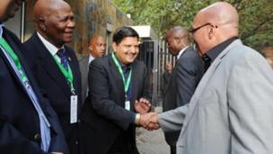 Atul Gupta akisalimiana na rais Zuma