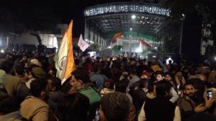 दिल्ली पुलिस मुख्यालय के बाहर छात्रों का विरोध प्रदर्शन