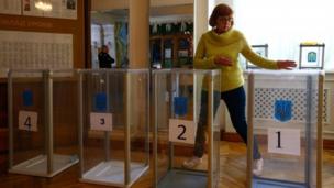 Μια γυναίκα δημιουργεί σταθμό ψηφοφορίας στο Κίεβο