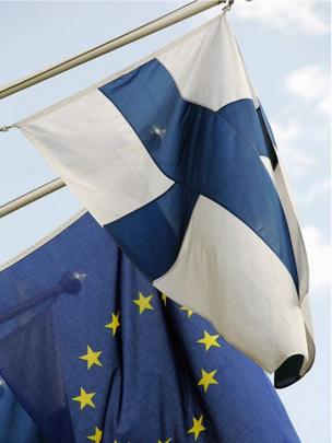 Banderas de Finlandia y la UE.