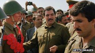 Najibullah with Soviet soldiers, 1986