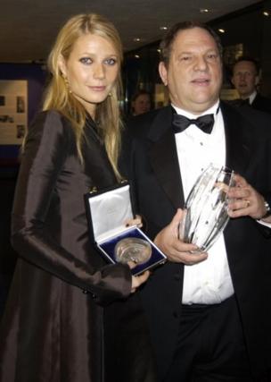 Gwyneth Paltrow posa con Harvey Weinstein en 2002