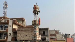मस्जिद की मीनार पर झंडे