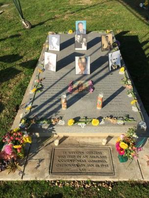 La lápida con el nombre de los hombres identificados (Foto: cortesía de Tim Hernandez)