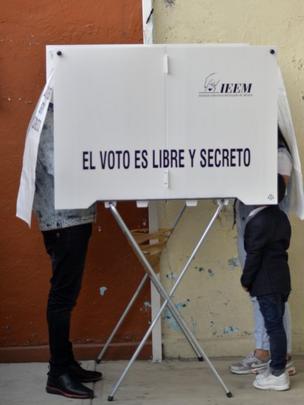 Jóvenes mexicanos que votan