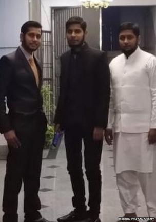 एक शादी समारोह में अपने भाइयों के साथ बीच में खड़े क़मर
