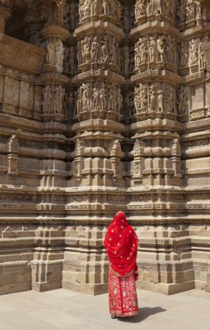 Una mujer admira los templos de Khajuraho.