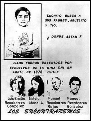 Panfleto com foto de Luis diz: "Luchito procura seus pais, seu avô e seu tio. Onde estão? Eles foram detidos em abril de 1976 no Chile. A imagem também traz fotos e os nomes ddos desaparecidos junto à frase "os encontraremos"