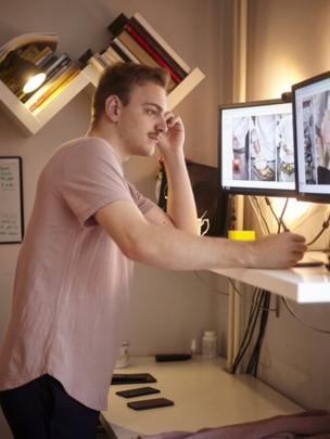 Un hombre trabajando de pie.